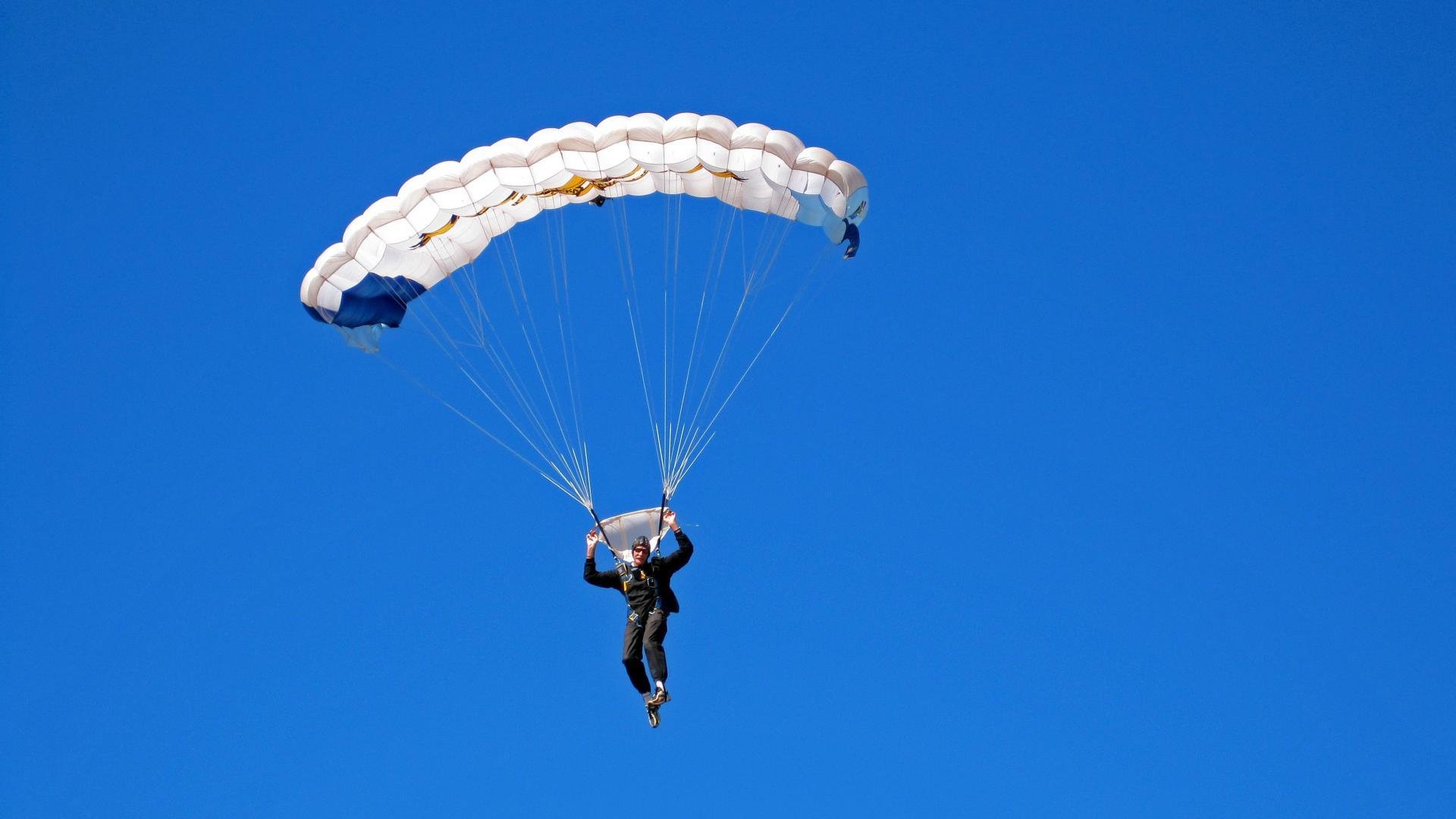 世界田径：肯尼亚跑者屡破纪录，赛场火爆！，肯尼亚跑步冠军