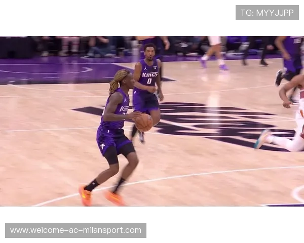 NBA后卫绕过人群抛投命中：精彩瞬间点燃全场激情